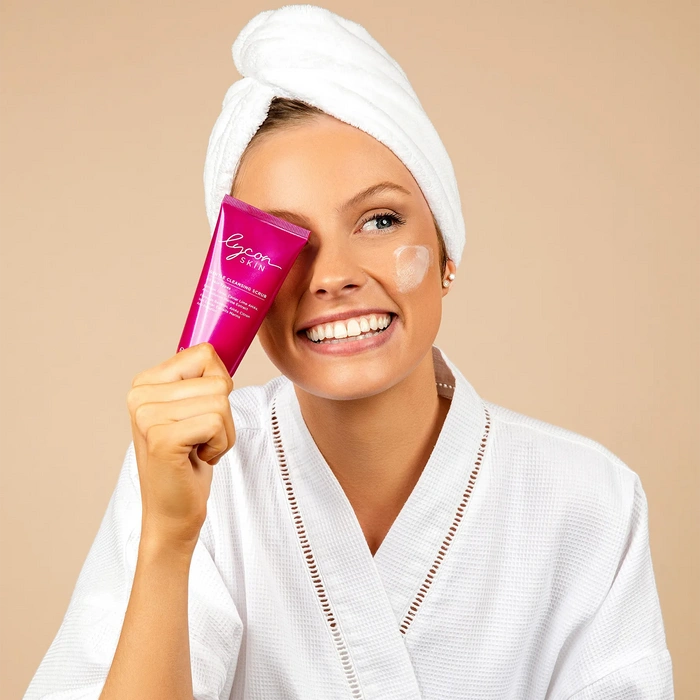 LYCON Skin Gentle Cleansing Scrub 75ml in gebruik met een blije vrouw die het product aanbrengt op haar gezicht.
