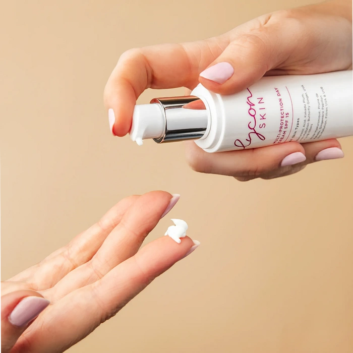 LYCON Skin Multi-Protection Day Cream SPF15 50ml, dagelijkse bescherming en anti-aging crème in gebruik met een hand die een pompje aanraakt.