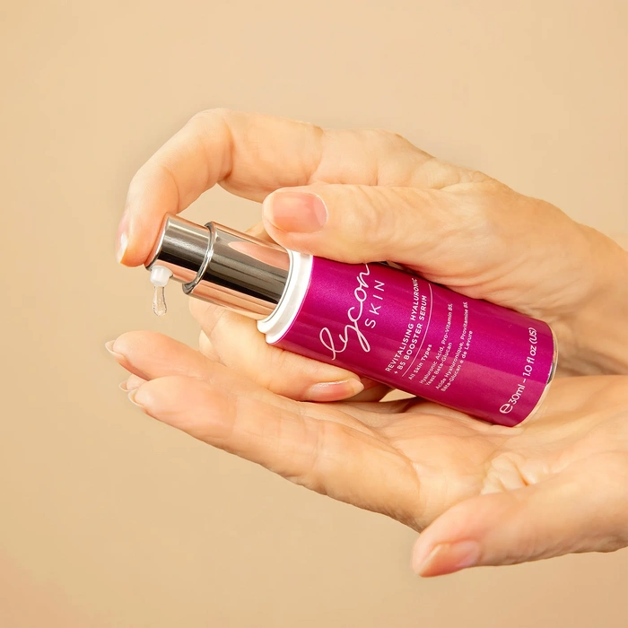 LYCON Skin Revitalising Hyaluronic + B5 Booster Serum 30ml in hand met druppel serum, ideaal voor hydratatie en anti-aging.