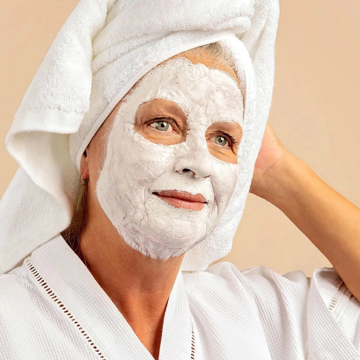 LYCON Skin Superfruits 3 Minute Detox Mask 50ml op model met gezichtsmasker en handdoek, stralende huidverzorging.