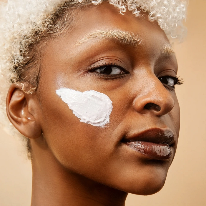 LYCON Skin Superfruits 3 Minute Detox Mask 50ml aangebracht op de huid van een model met een gebruinde teint.