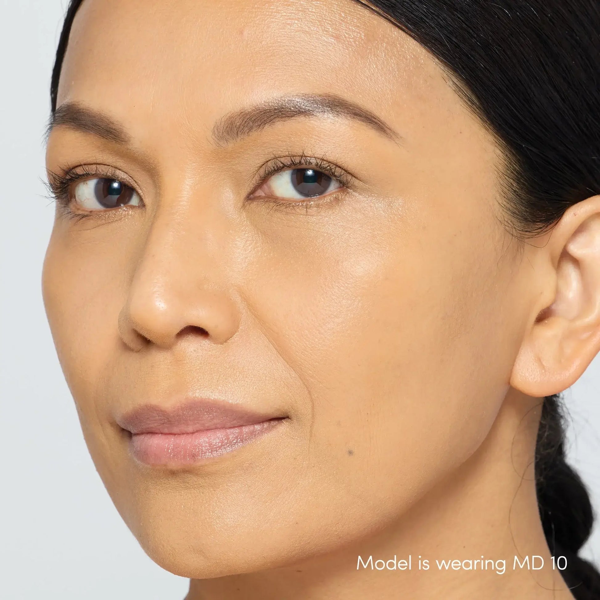 Jane Iredale Skintuition Brightening Under Eye Concealer MD10 op model met natuurlijke glow en medium-donkere huid.