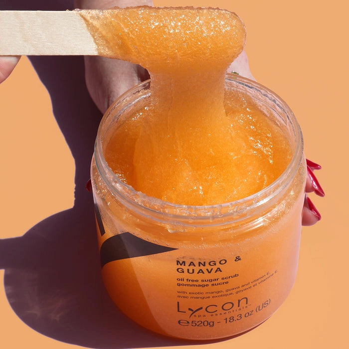 Lycon Mango & Guava Sugar Scrub 520g in een glazen pot met een textuur van glanzende suikerscrub
