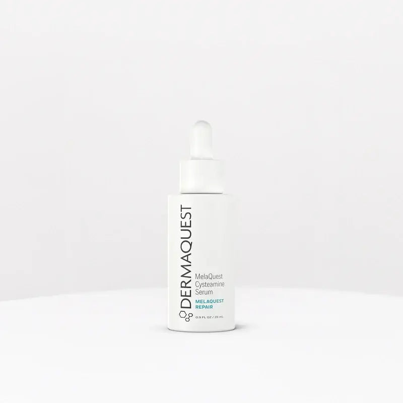 DermaQuest MelaQuest Cysteamine Serum 29,6ml in een glazen druppelaar met witte verpakking voor behandeling van melasma.