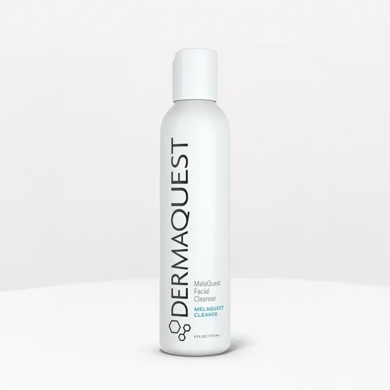 Dermaquest MelaQuest Facial Cleanser 177,4ml in een elegante fles voor zachte huidreiniging en bestrijding van pigmentvlekken.