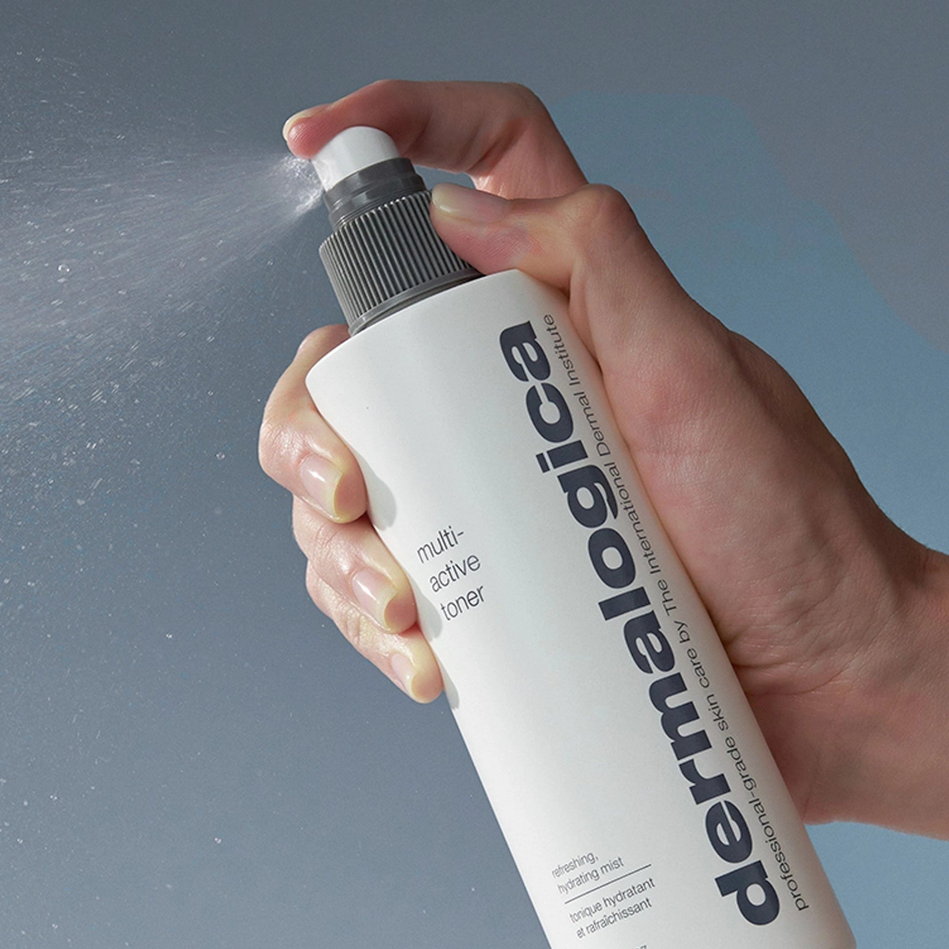 Dermalogica Multi-Active Toner 250ml in gebruik met verfrissende gezichtsspray voor hydratatie en kalmering