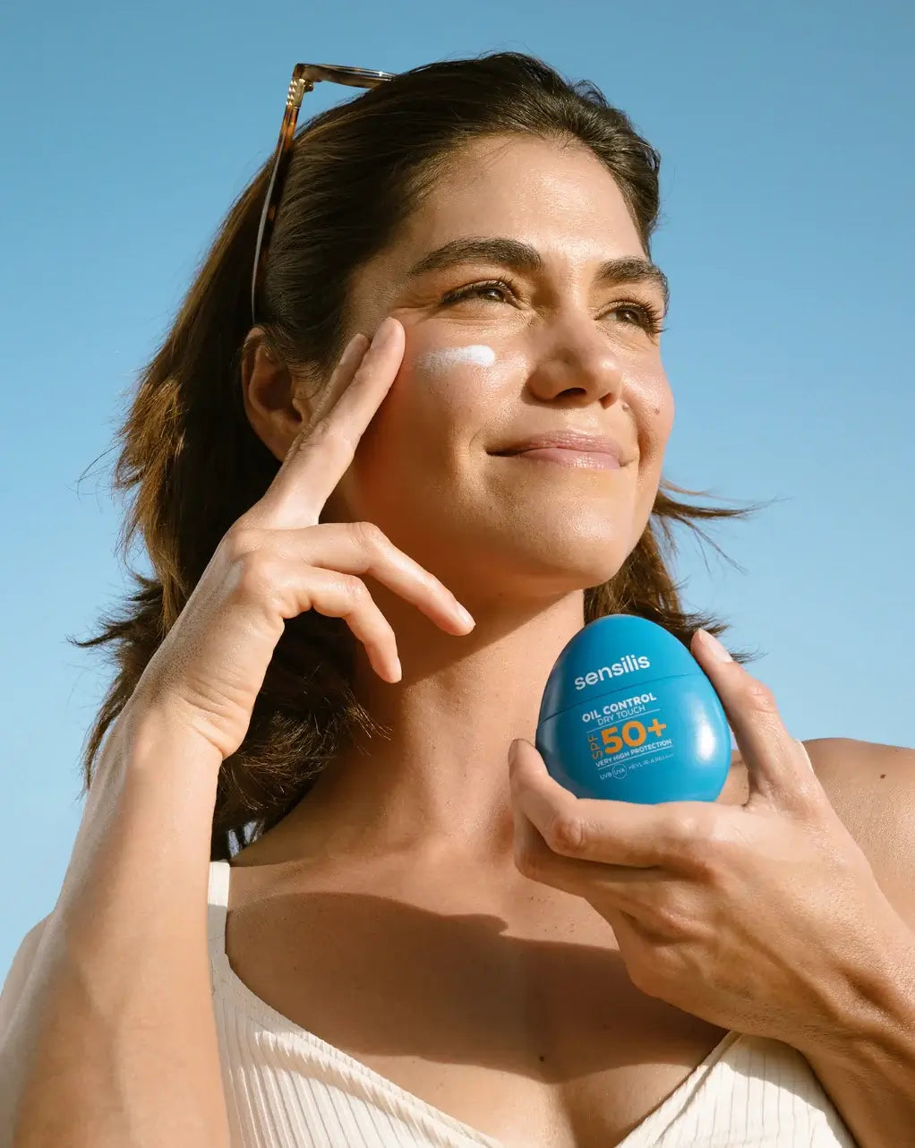 Sensilis Oil Control 50+ 40ml zonnebescherming aangebracht op de huid voor een matte afwerking.