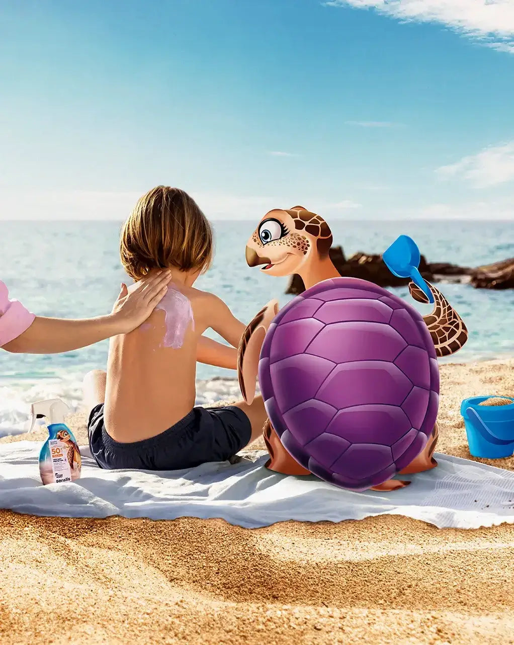 Sensilis Lotion Spray 50+ Kids 200ml in gebruik op een kind dat zonnebrand krijgt aangebracht op het strand