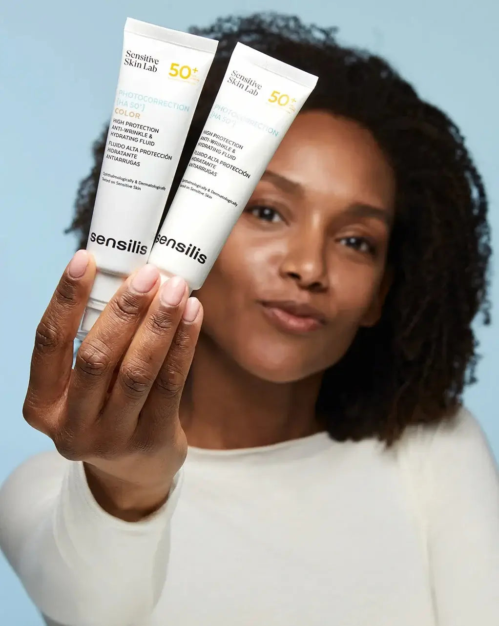 Sensilis Photocorrection HA 50+ Color 50ml met zonnebescherming SPF 50+ in handen van een model