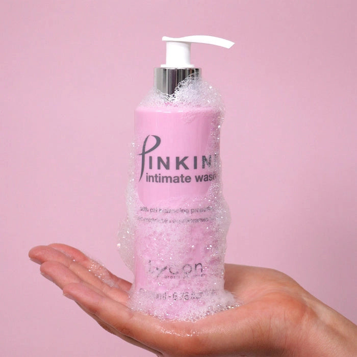 Lycon Pinkini Intimate Wash 200ml in hand met schuim, pH-gebalanceerde intieme wasgel voor dagelijks gebruik.