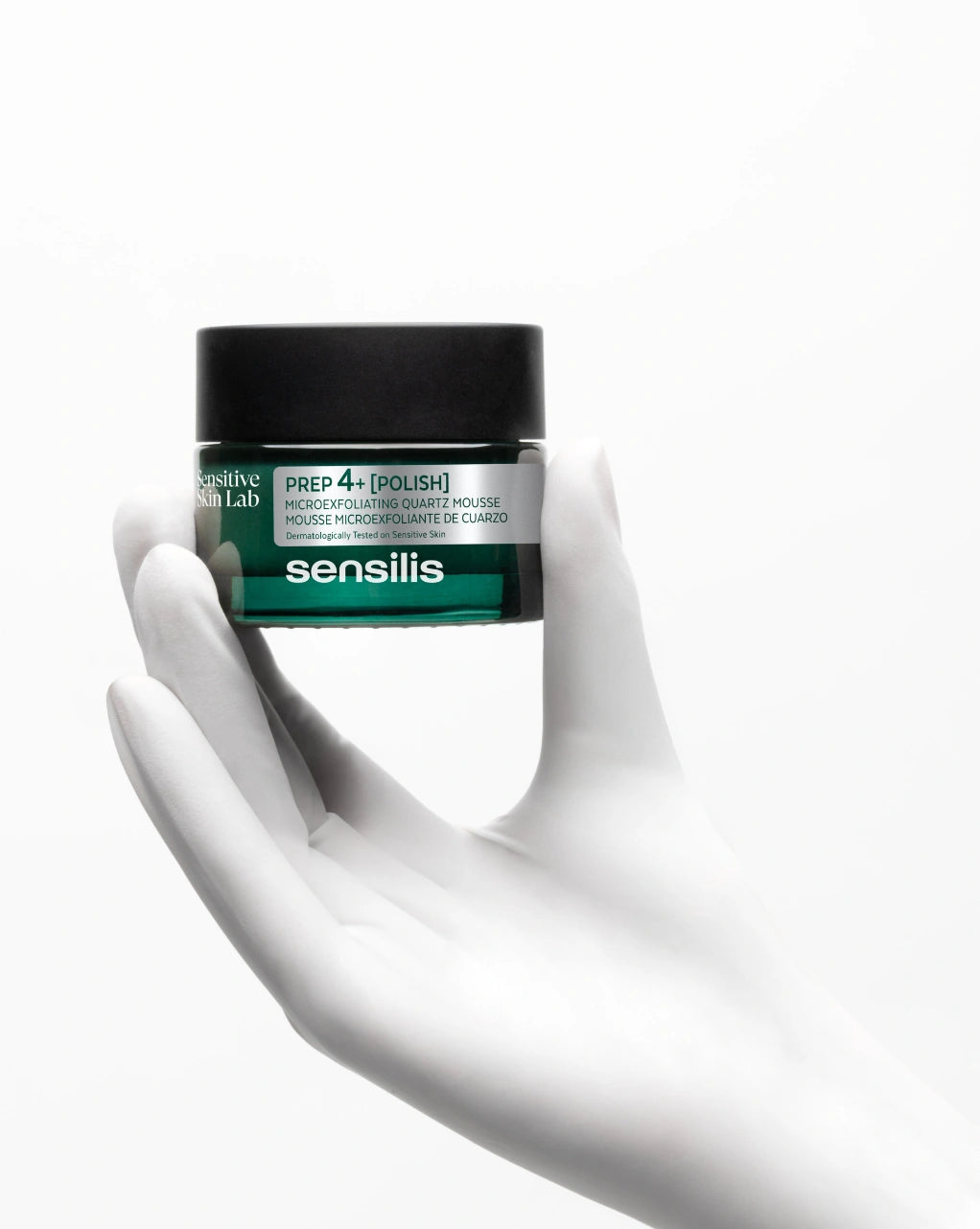 Sensilis Prep4+ Polish 40ml in een hand, milde micro-exfoliant voor de gevoelige huid met kwarts.