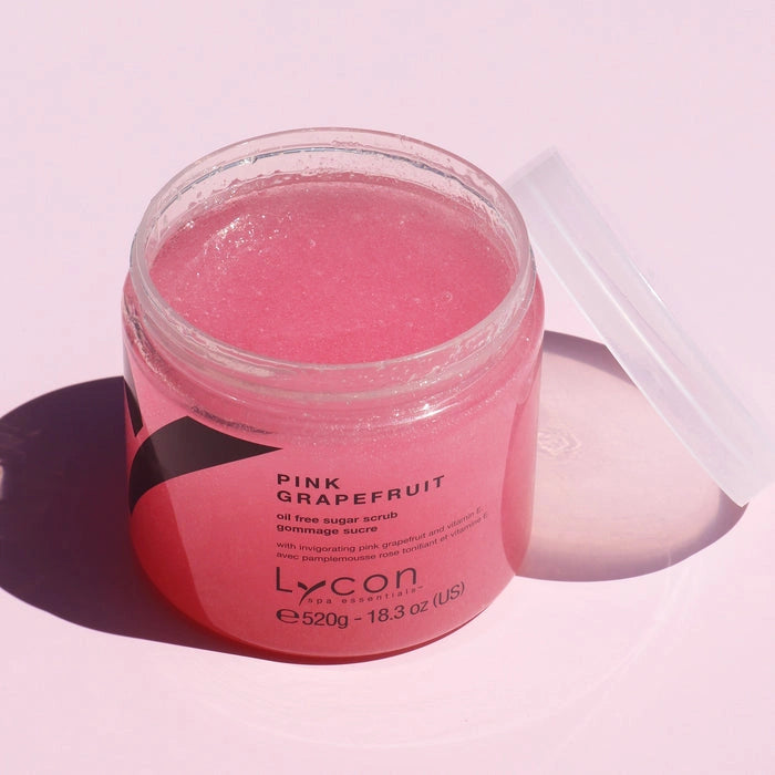 Lycon Pink Grapefruit Sugar Scrub 520g in een transparante pot met frisse roze kleur en fris geurige formule.