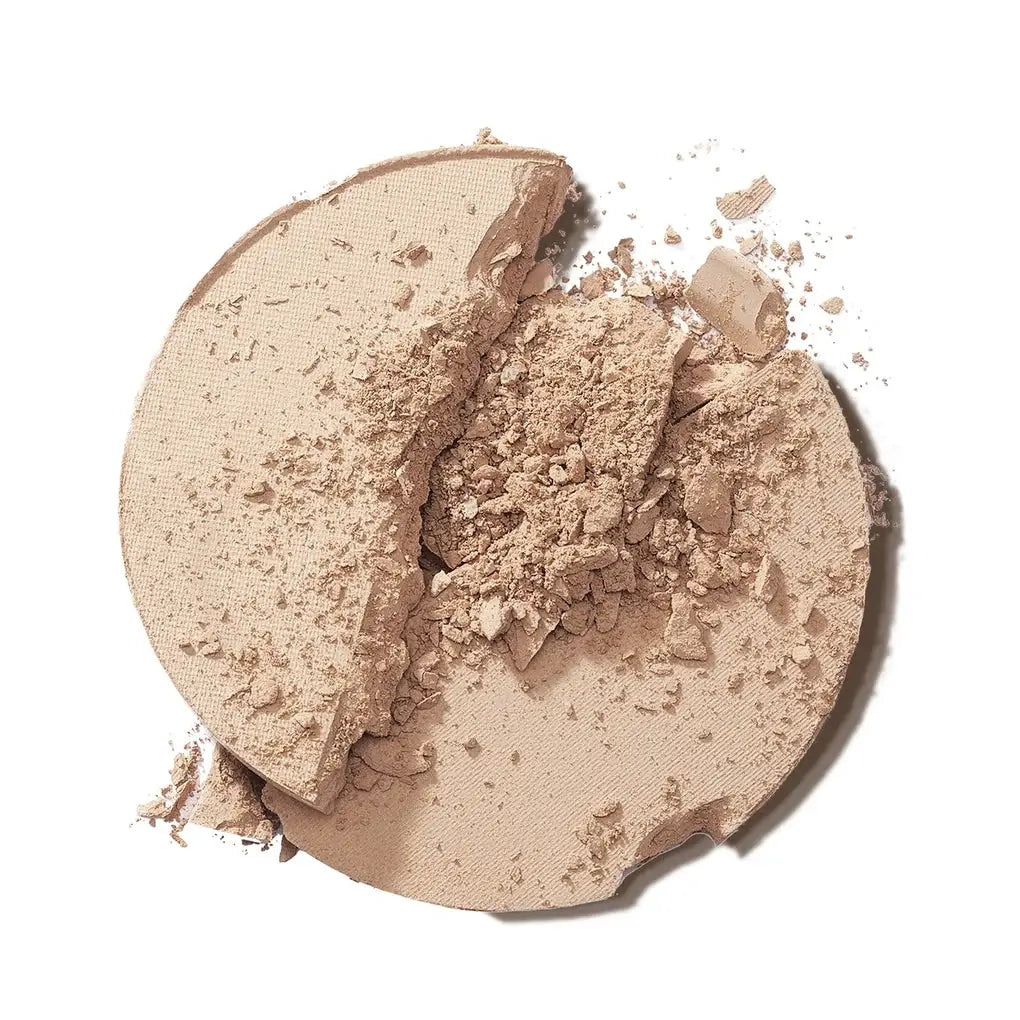 Delilah Pure Touch Hyaluronic Pressed Powder 9g met crèmige textuur en matte finish, perfect voor een langdurige look.