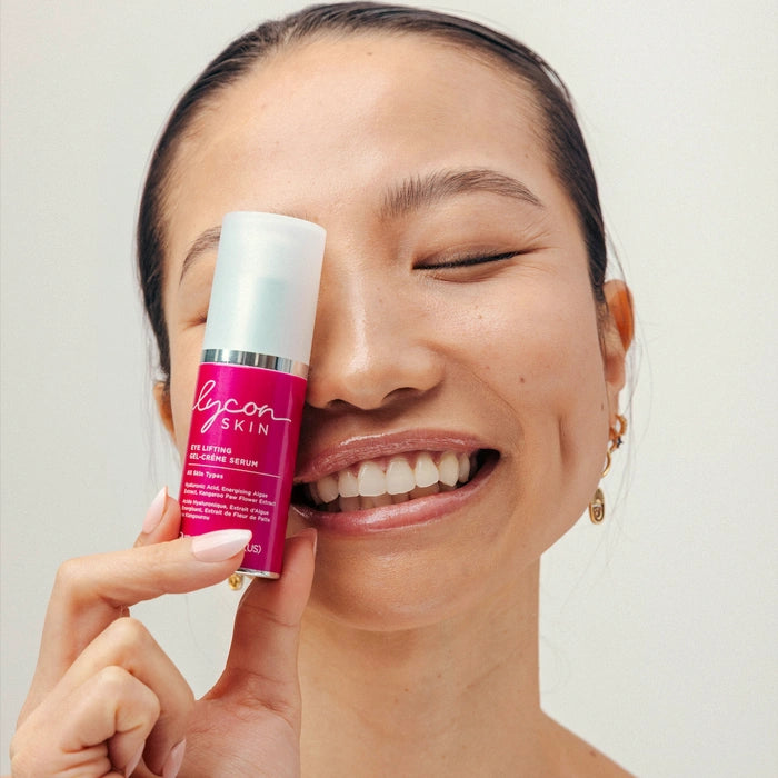 LYCON Skin Eye Lifting Gel-Crème Serum 15ml in gebruik met vrouw die glimlacht en het serum vasthoudt