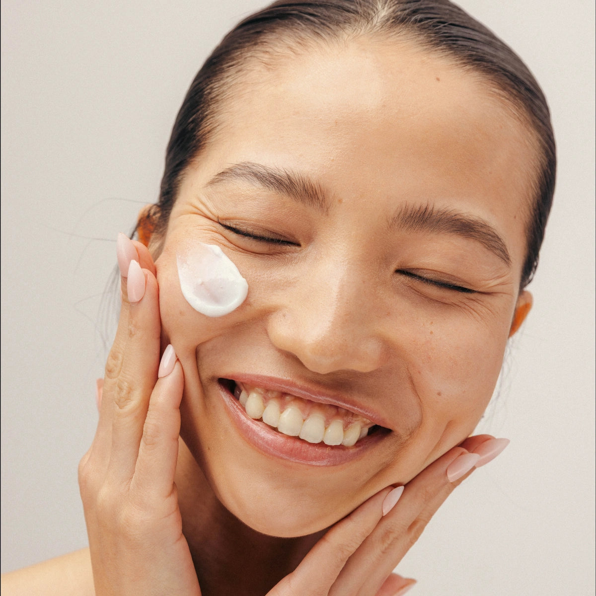 LYCON Skin Multi-Protection Day Cream SPF15 50ml aangebracht op de huid van een glimlachende vrouw met glanzende teint.