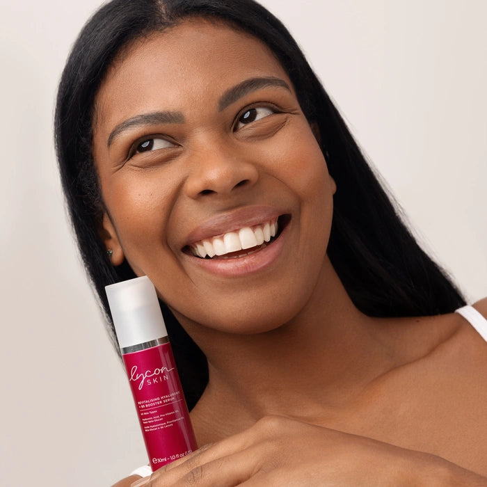 LYCON Skin Revitalising Hyaluronic + B5 Booster Serum 30ml in gebruik met een jonge vrouw die haar stralende huid laat zien