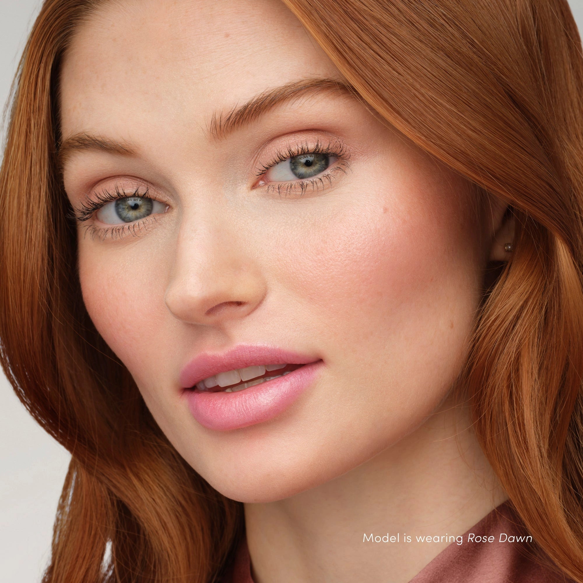 Jane Iredale PureBronze Shimmer Bronzer Refill Rose Dawn 9,9g op model met stralende teint en zachte roze lippen.