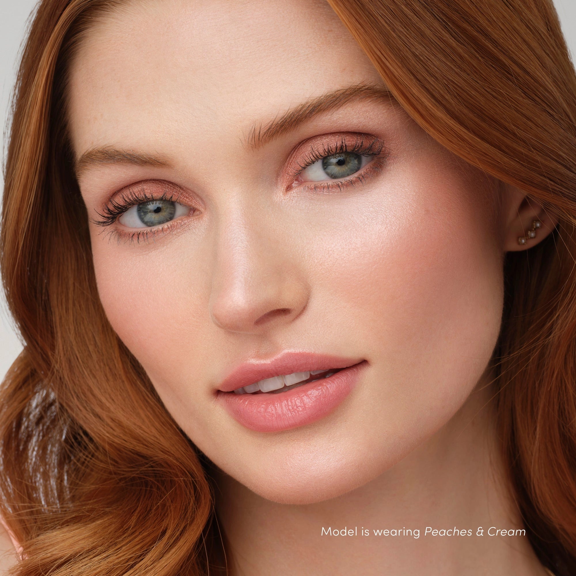 Jane Iredale PureBronze Shimmer Bronzer Refill Peaches & Cream 9,9g op model voor een stralende, jeugdige glow.