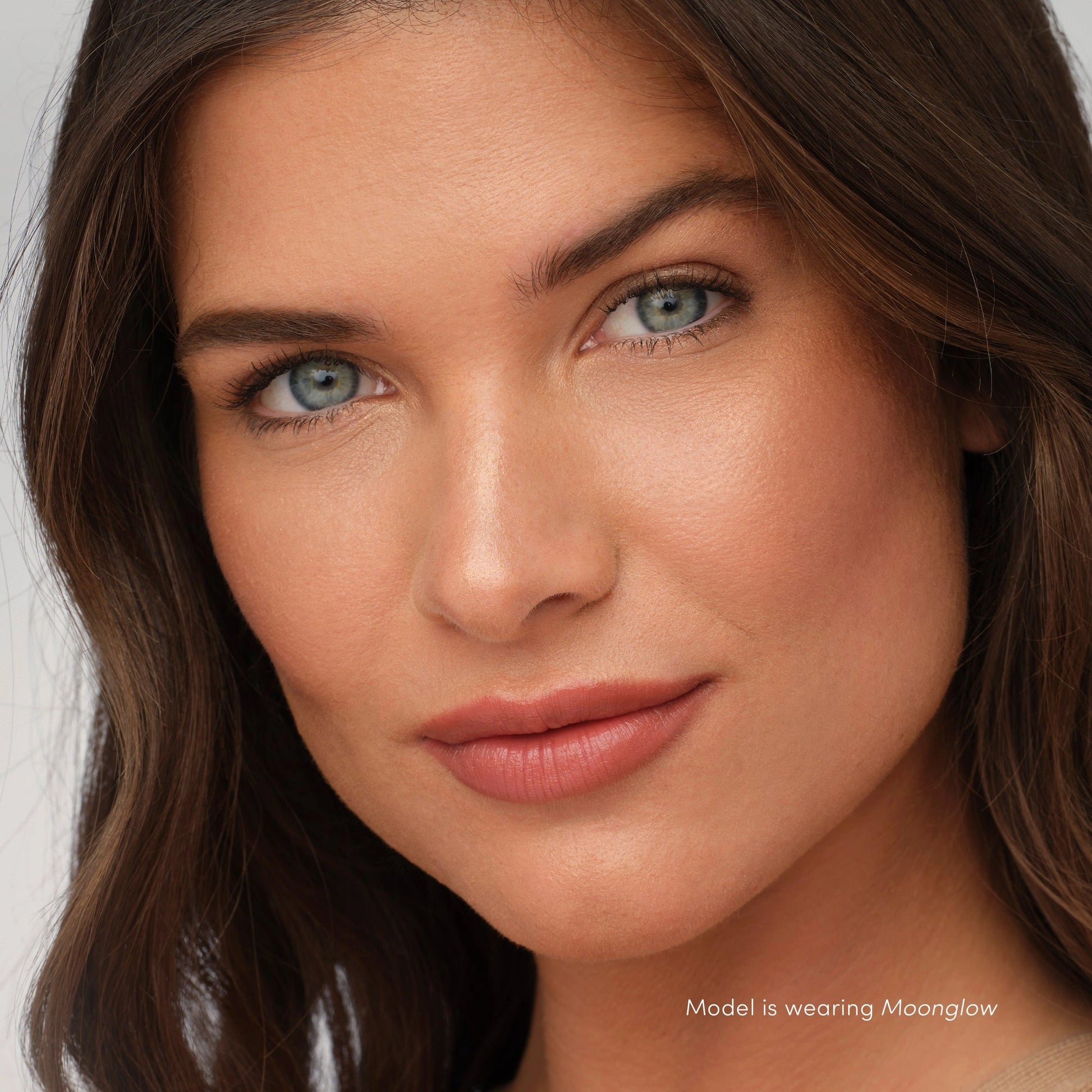 Jane Iredale PureBronze Shimmer Bronzer Refill Moonglow 9,9g op model voor zongekuste glow en natuurlijke uitstraling.