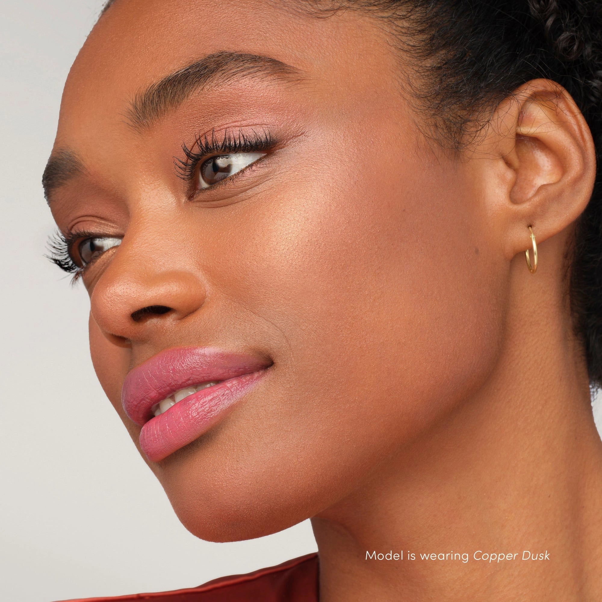 Jane Iredale PureBronze Shimmer Bronzer Refill Copper Dusk 9,9g op model met natuurlijke glans en warme koperkleurige tint.