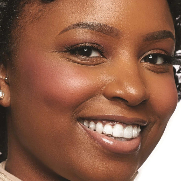 PUR Skin Perfecting Powder Blushing Act Berry Beautiful 8g op een model met een stralende huid en rijke berry-tint blush.