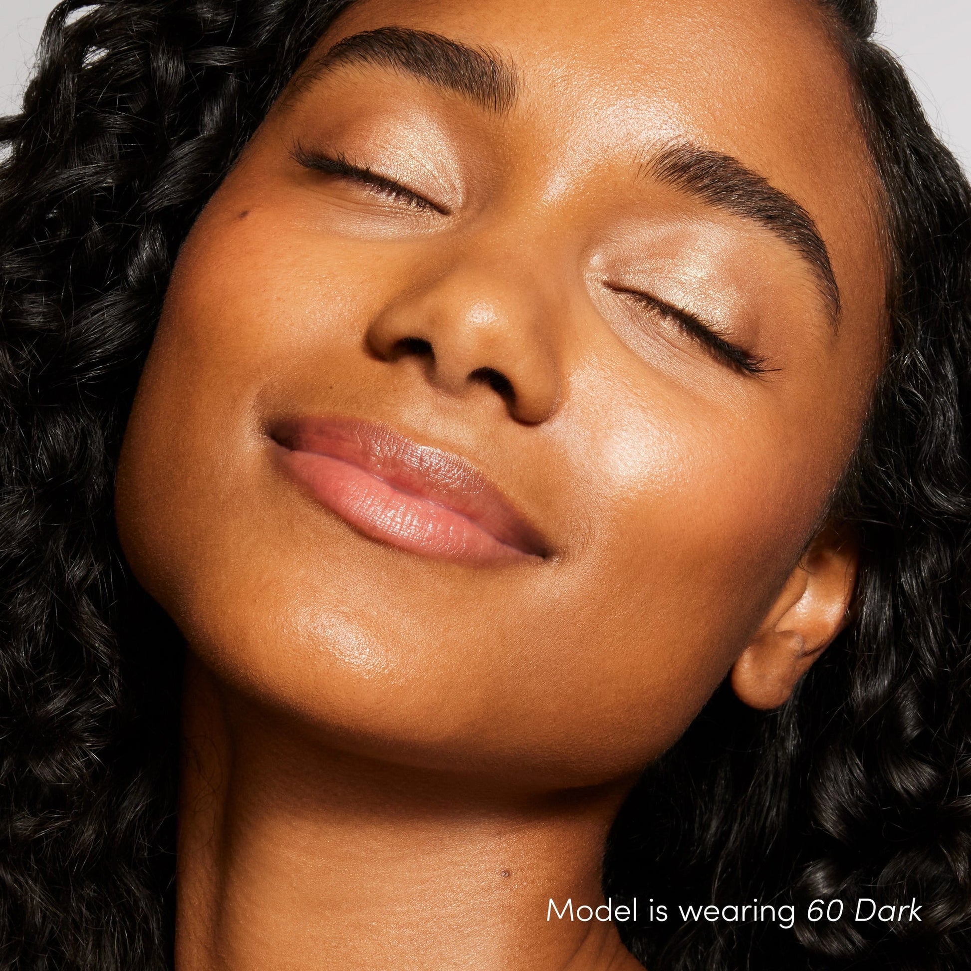 Jane Iredale Skintuition SPF30 Radiance-Boosting Liquid Foundation 60 Dark op model met stralende huid en neutrale ondertoon