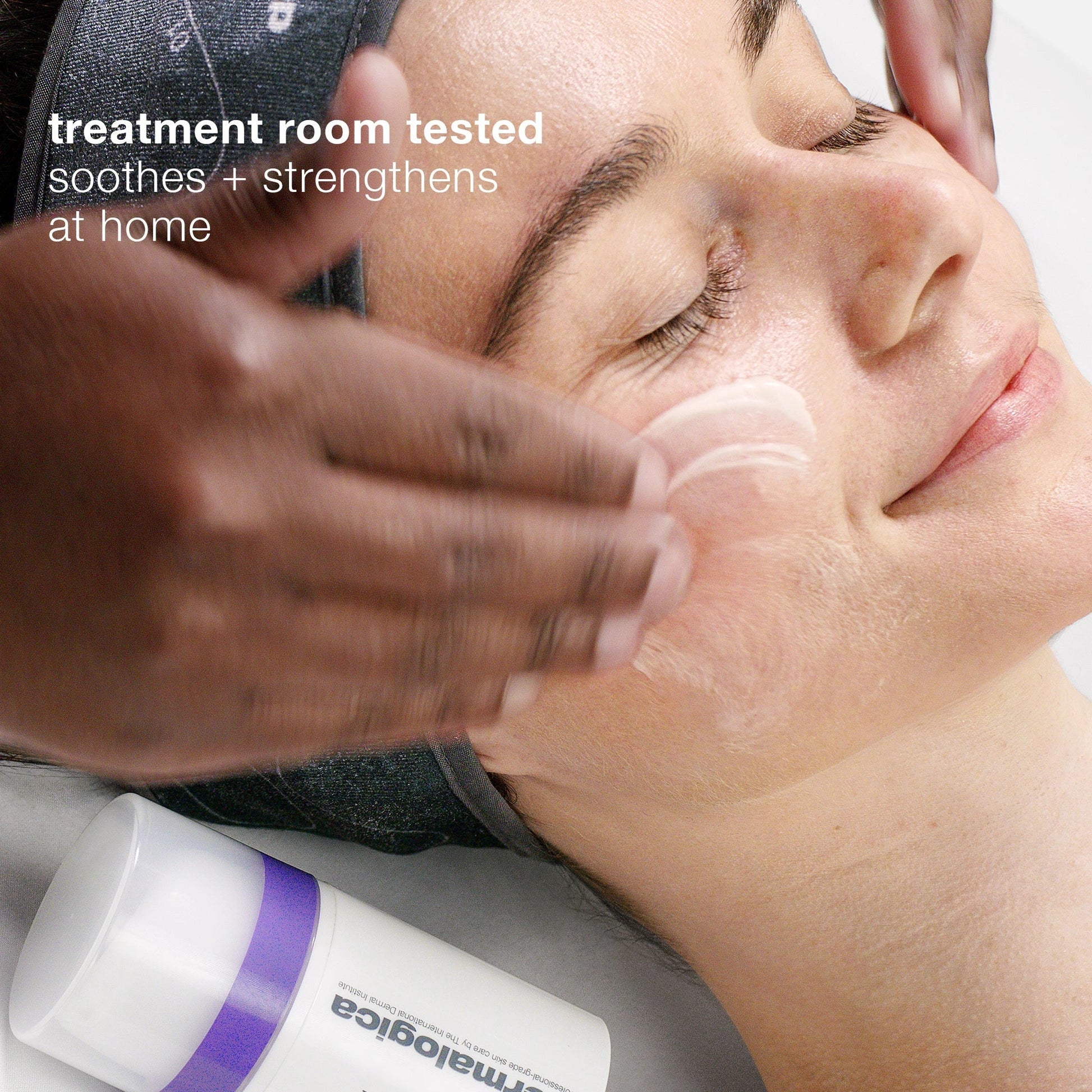 Dermalogica Stabilizing Repair Cream 15ml (travelsize) in gebruik bij een gezichtsbehandeling voor een gevoelige huid.