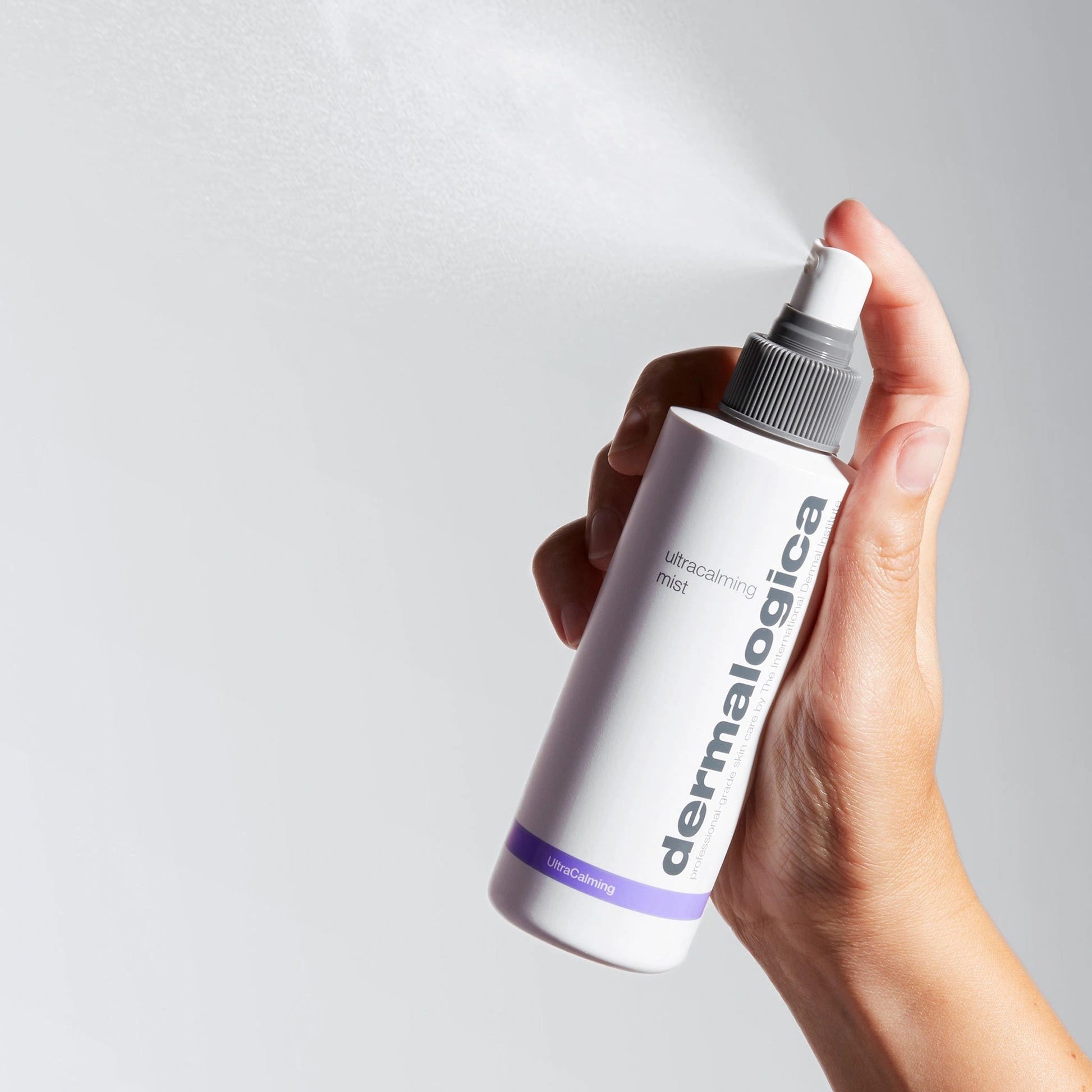 Dermalogica UltraCalming Mist 177ml in hand met verneveling voor gevoelige huid en ultieme hydratatie.