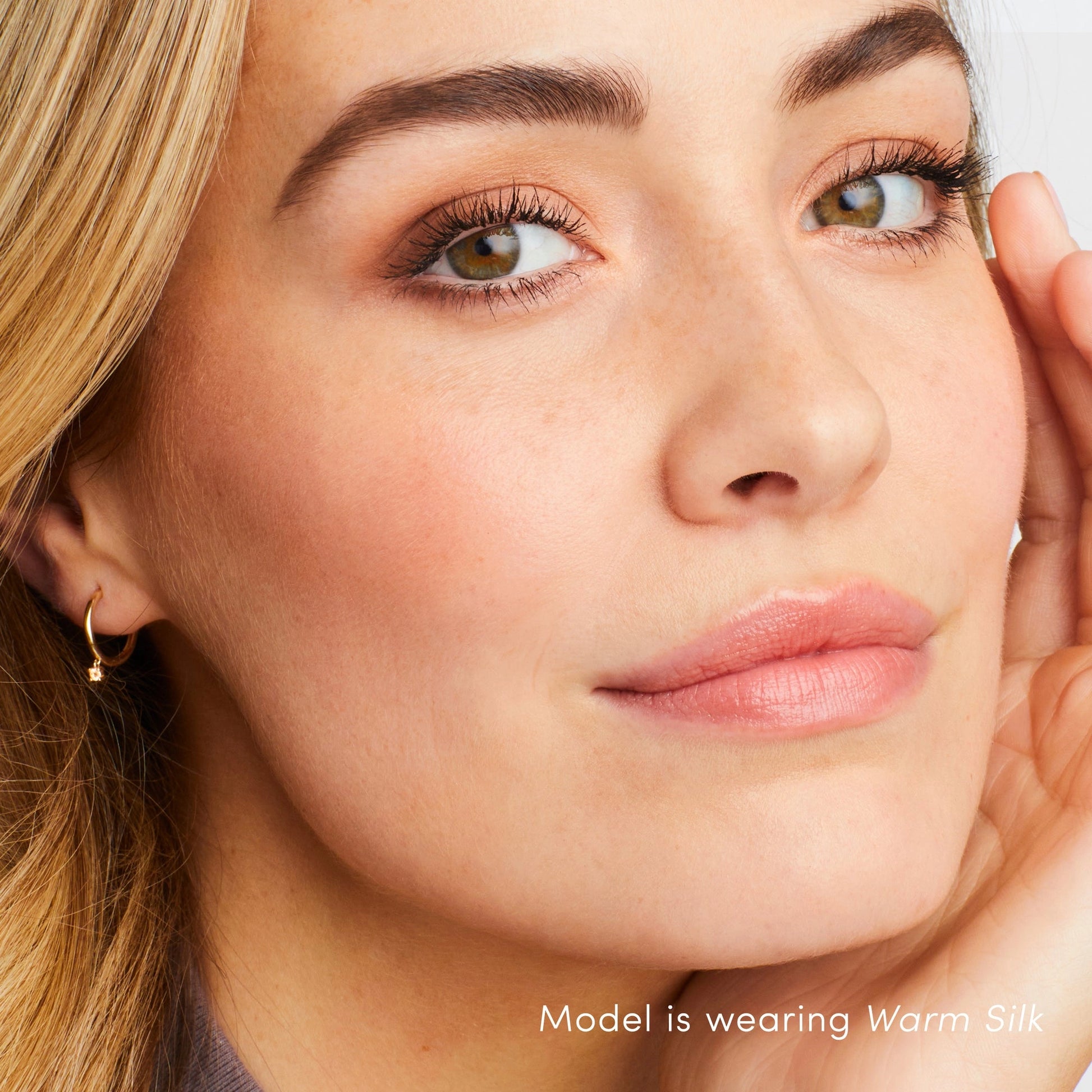 Jane Iredale Amazing Base Powder SPF20 Warm Silk 10,5g op model met een stralende huid en natuurlijke uitstraling.