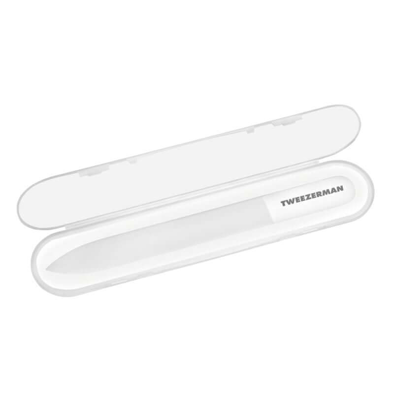 Tweezerman - Glass Nail File in een compacte witte hoes, duurzaam en gemakkelijk te reinigen, ideaal voor natuurlijke nagelverzorging.