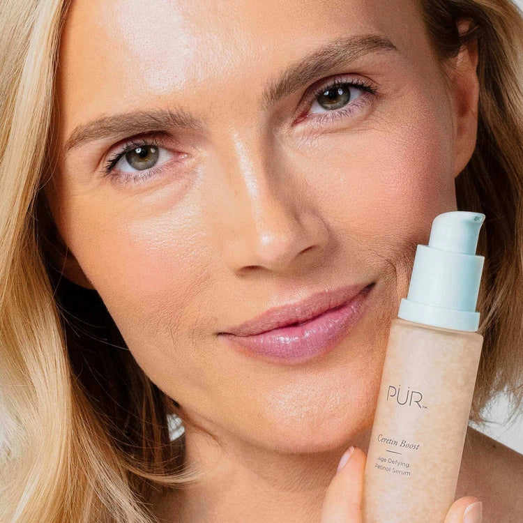 PUR Ceretin Boost Age Defying Retinol Serum 30ml in close-up, met vrouw die het product aanbrengt voor huidverjonging.