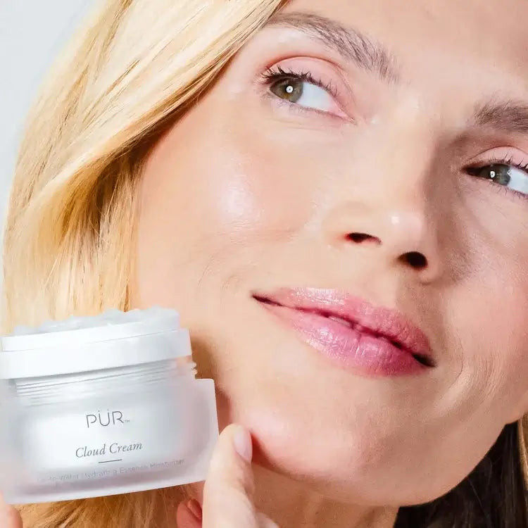 PUR Cloud Cream Gel-to-Water Hydrating Essence Moisturizer 50ml, lichte gel-crème in gebruik met glowing huid.