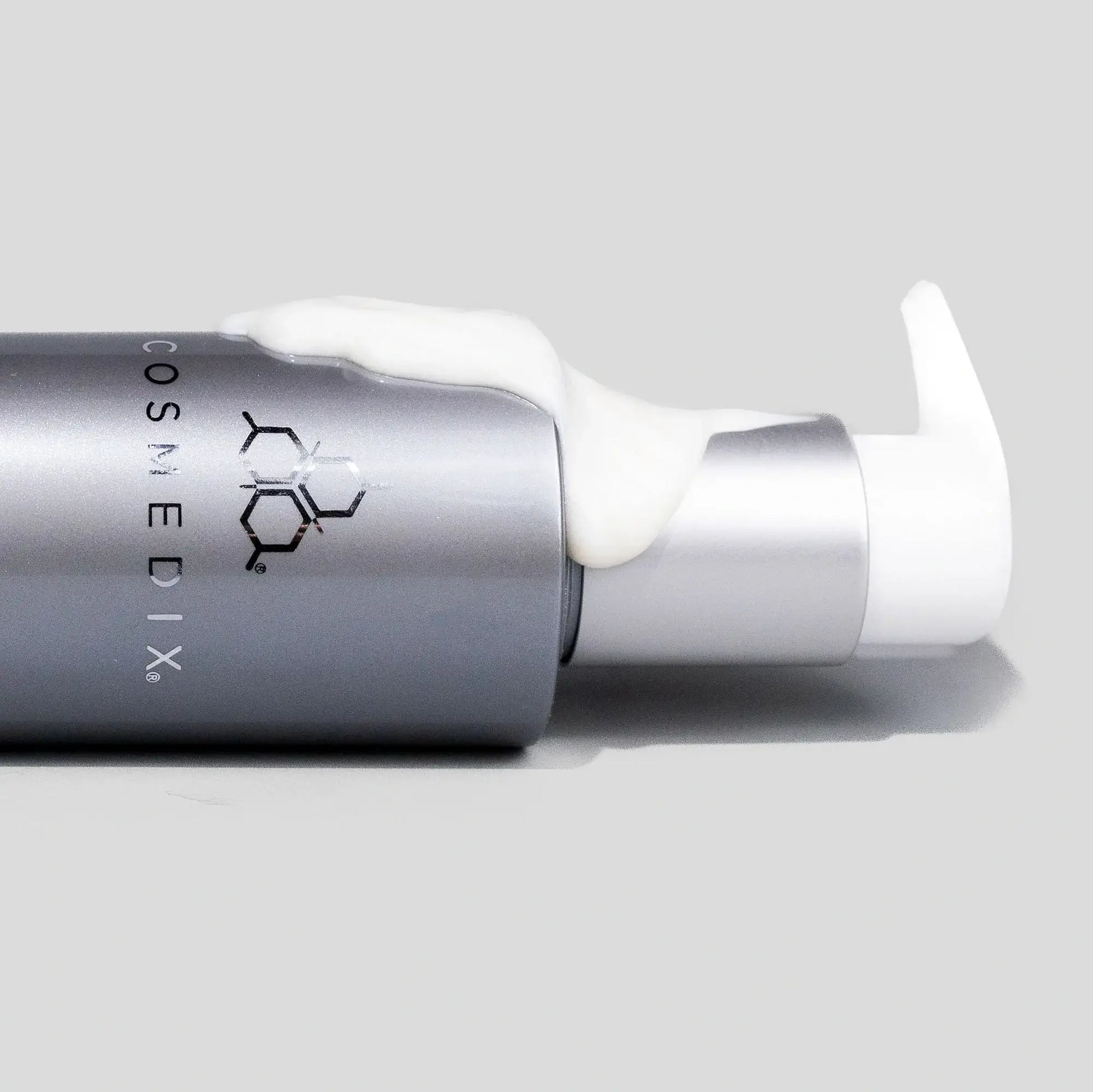 Cosmedix Crystal Cleanse Liquid Crystal Cream Cleanser 150ml met romige textuur op een grijze achtergrond