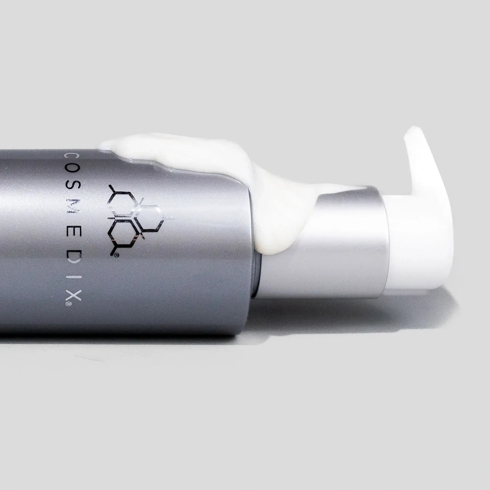 Cosmedix Crystal Cleanse Liquid Crystal Cream Cleanser 150ml met romige textuur op een grijze achtergrond