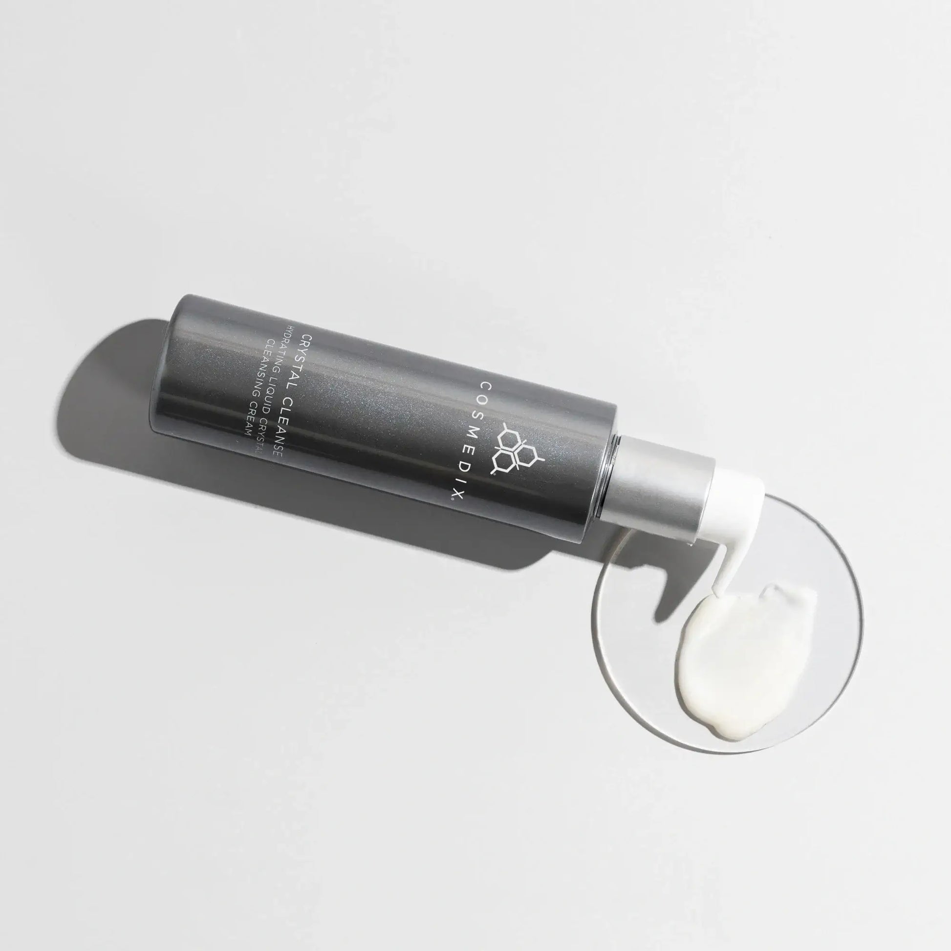 Cosmedix Crystal Cleanse Liquid Crystal Cream Cleanser 150ml met rijke textuur op een schuine ondergrond