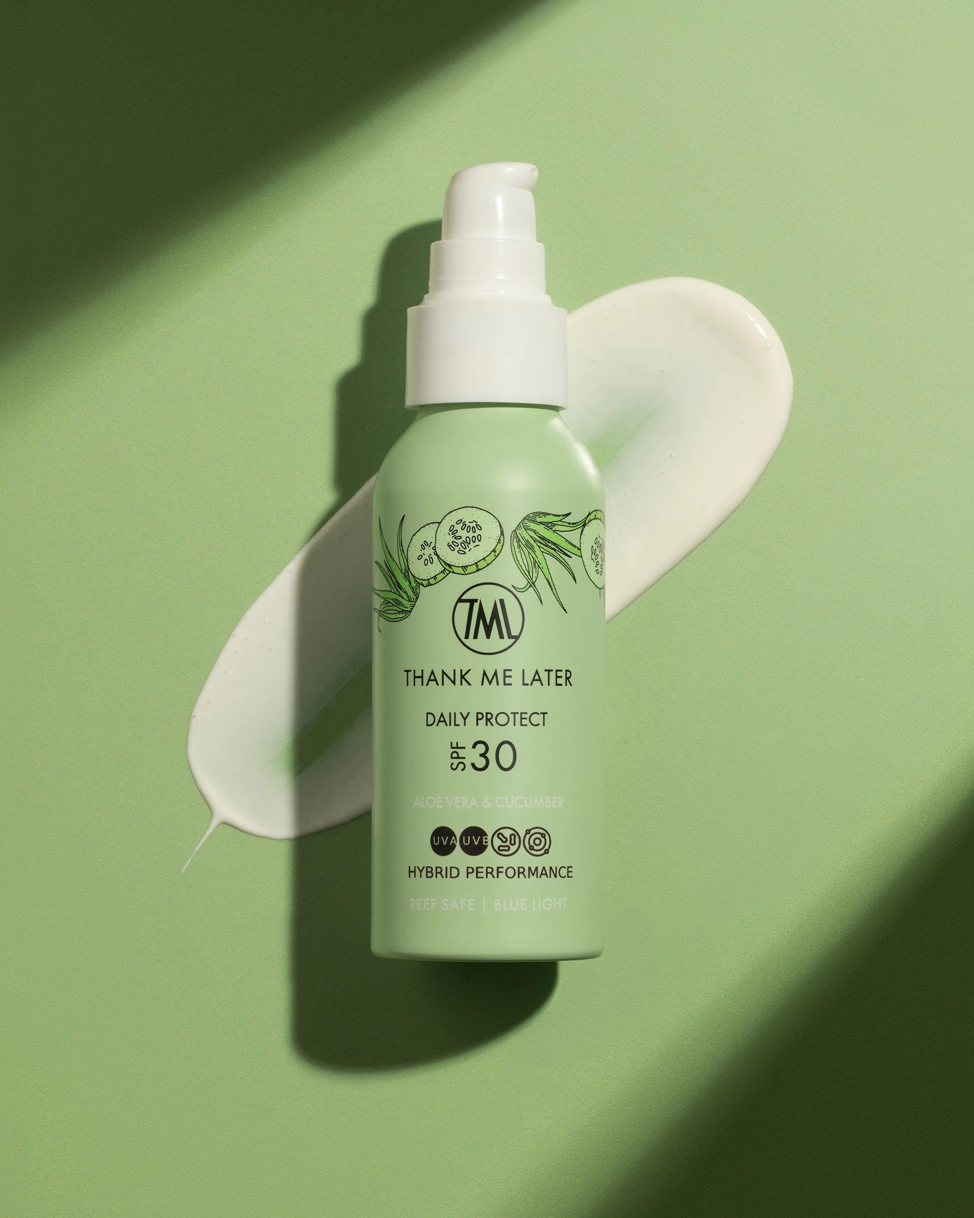 Thank Me Later Daily Exposure Sunscreen Cucumber & Aloe Vera 100ml met SPF30 op een groen achtergrond met crèmige textuur.
