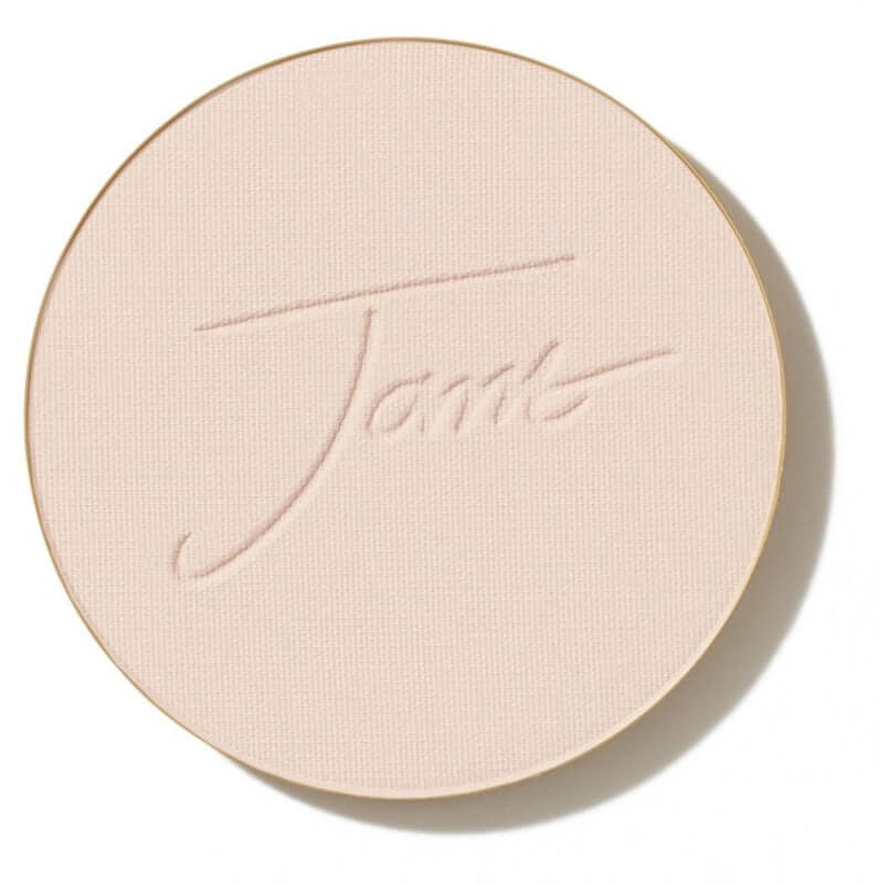 Jane Iredale - PurePressed Base Suntan SPF20 Refill in lichte tint, met subtiele textuur en logo op de verpakking.