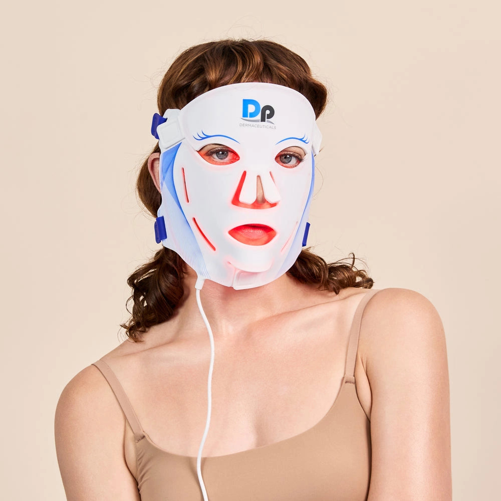 DP Dermaceuticals LED Face Mask op model, perfect voor anti-aging en huidherstel met drie klinische golflengtes.