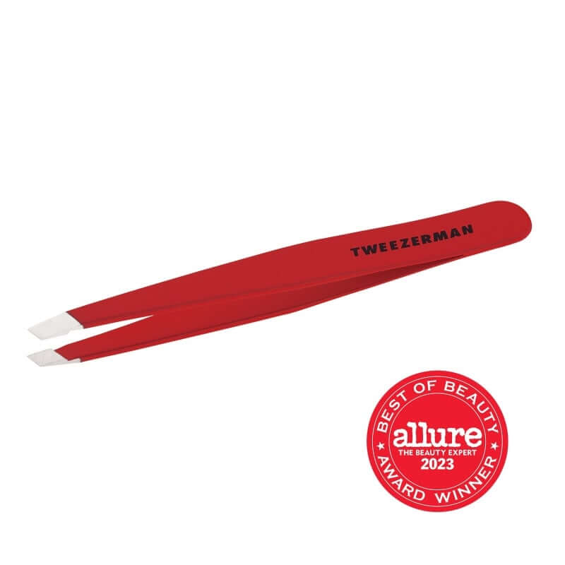 Tweezerman - Slant Tweezer Signature Red met scherpe uiteinden en award-winnaar logo, perfect voor precisie ontharing.