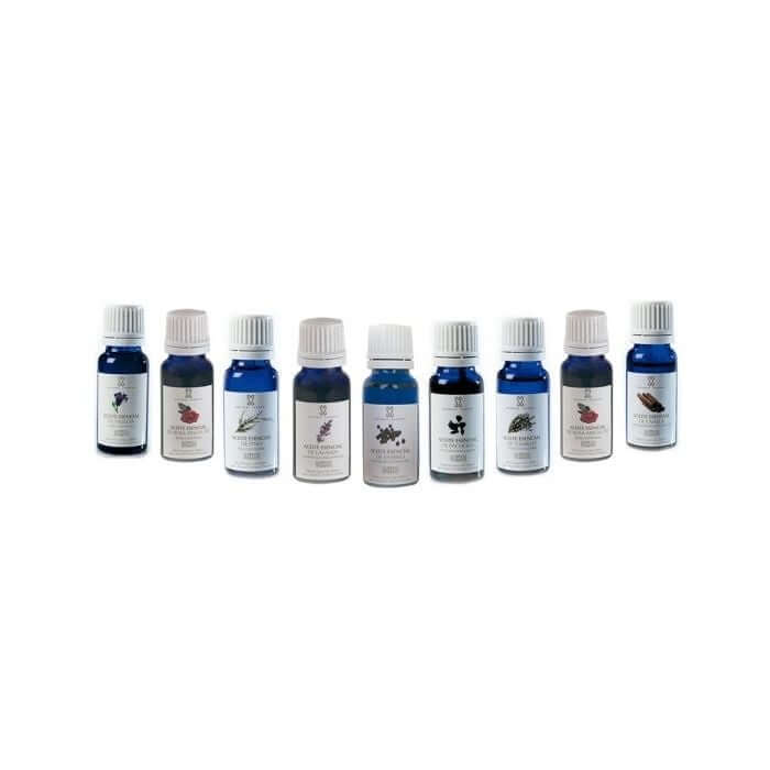 Massada - Rosemary Essential Oil 15ml met andere essentiële oliën in blauwe flessen, perfect voor aromatherapie en wellness.