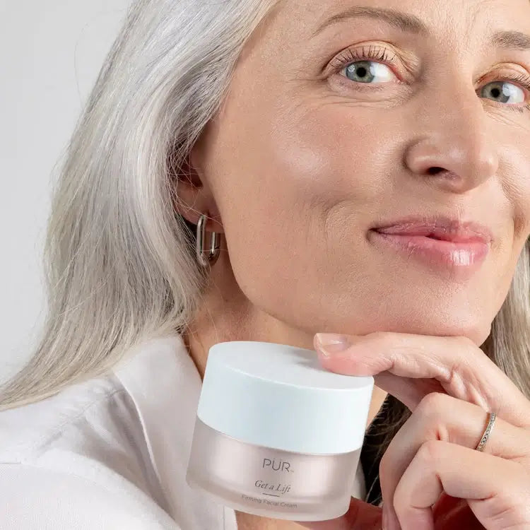 PUR Get A Lift Firming Facial Cream 50ml in gebruik door een vrouw met grijs haar, voor een strakkere huid.