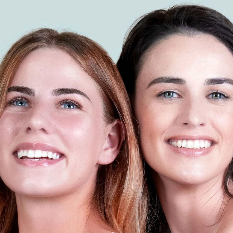 PUR Go with the Glow Niacinamide Drops 30ml gebruikt door twee vrouwen met stralende huid en een gezonde teint