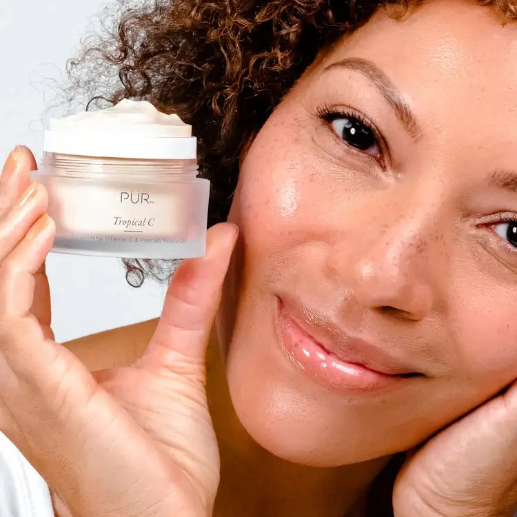 PUR Tropical C Brightening Vitamin C & Peptide Moisturizer 50ml in gebruik met stralende huid en gel-crème textuur