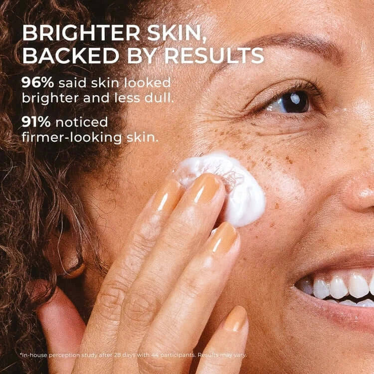 PUR Tropical C Brightening Vitamin C & Peptide Moisturizer 50ml in gebruik op gezicht voor stralende huid resultaten