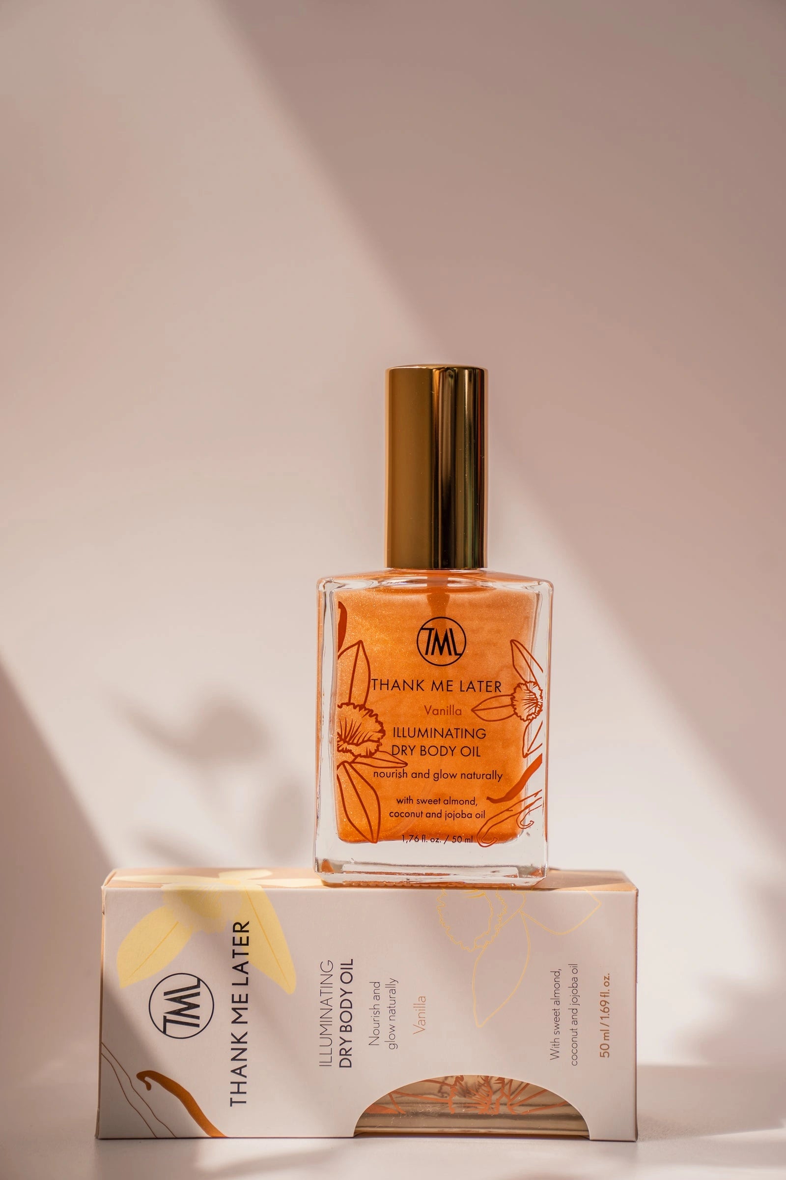 Thank Me Later Illuminating Dry Body Oil Vanilla 50ml in een glazen fles, met gouden glans en stijlvolle verpakking.