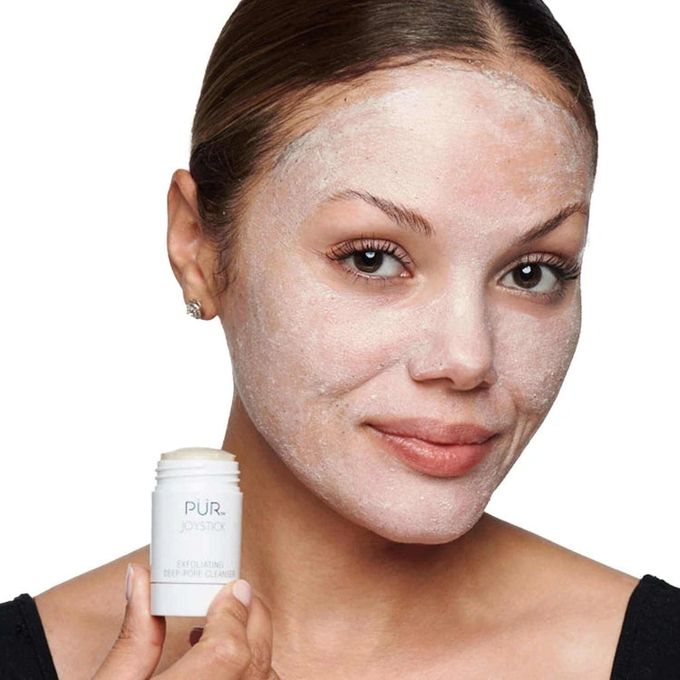 PUR Joystick Deep Pore Clay Cleansing Stick 50ml in gebruik voor een diepe huidreiniging met houtskool en lavaklei.
