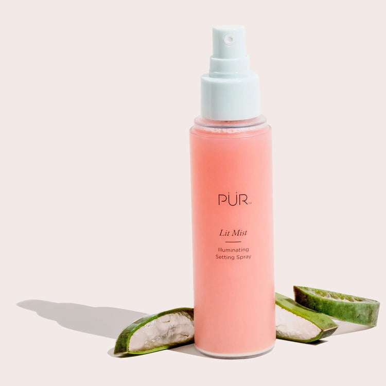 PUR Lit Mist Illuminating Setting Spray 100ml met hydraterende formule en frisse uitstraling, omringd door aloë vera schijfjes.
