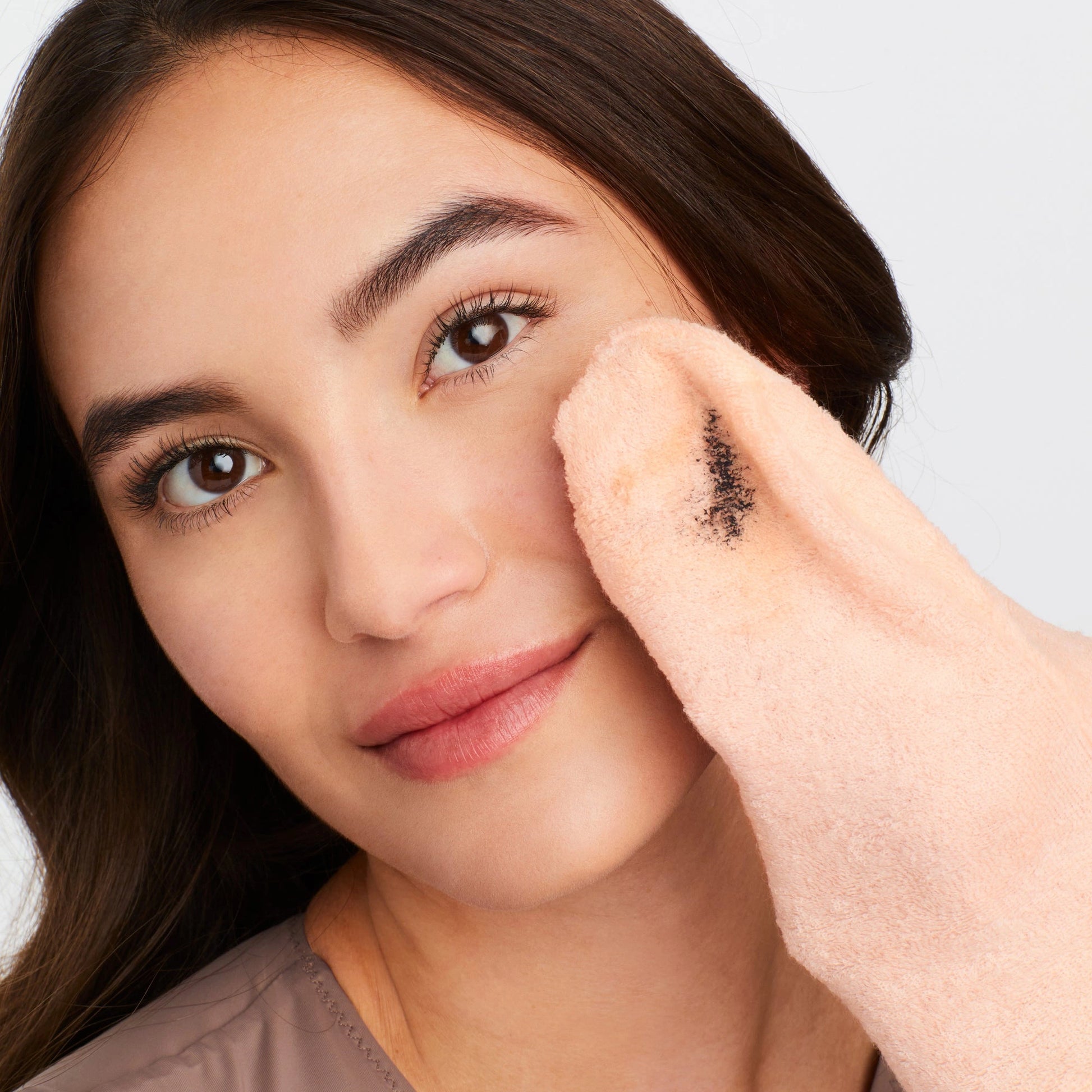 Jane Iredale Magic Mitt® in gebruik voor moeiteloos makeup verwijderen op gezicht met alleen warm water