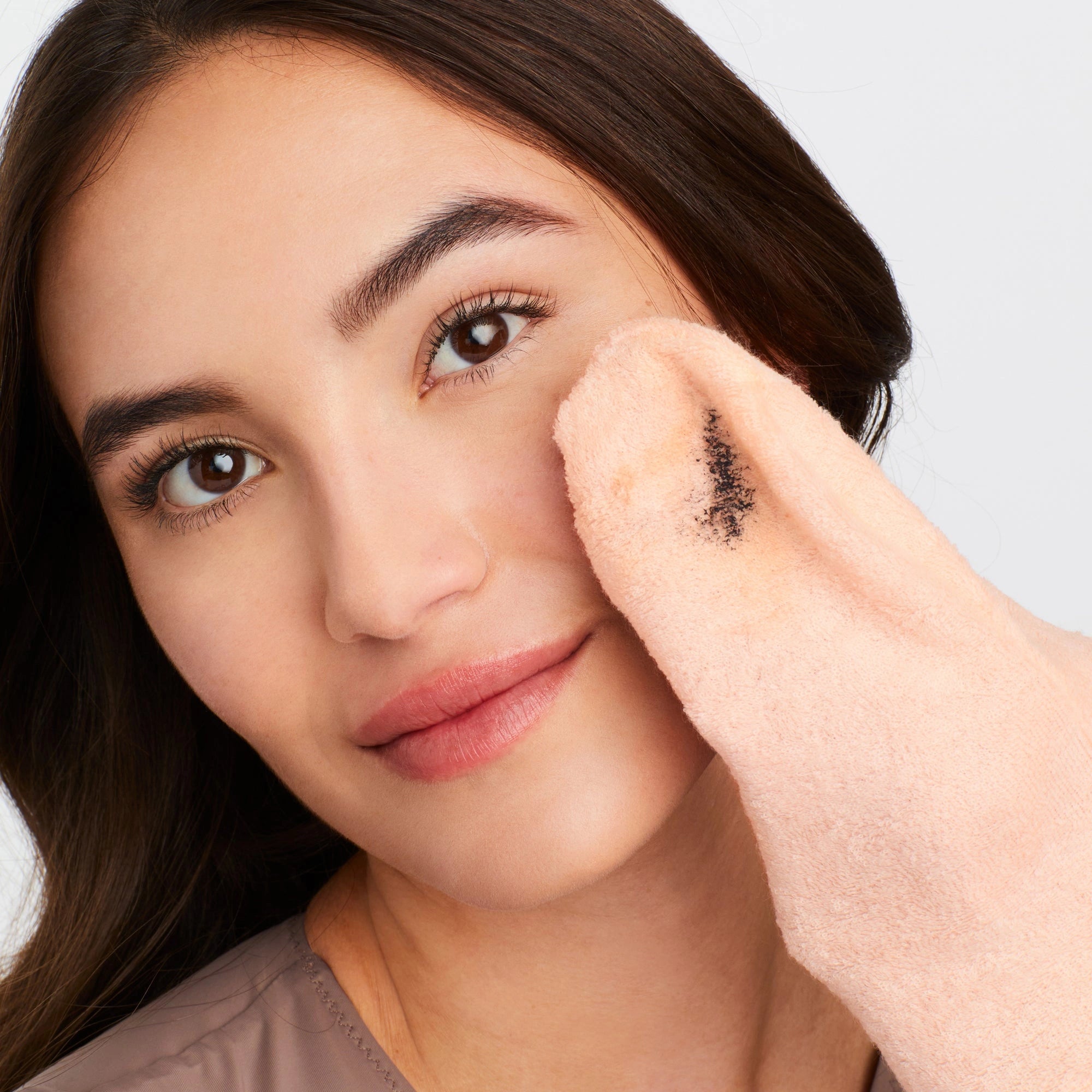 Jane Iredale Magic Mitt® in gebruik voor moeiteloos makeup verwijderen op gezicht met alleen warm water