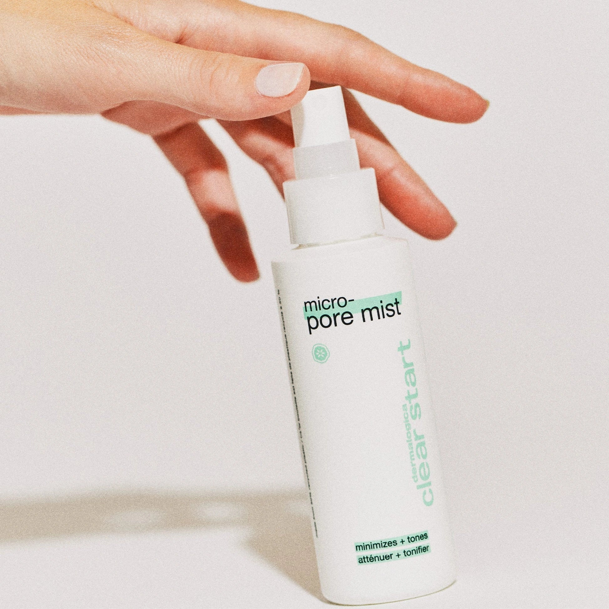 Dermalogica Micro Pore Mist 118ml in hand met spraysysteem voor het verfijnen van de huidtekstuur en het verminderen van poriën.